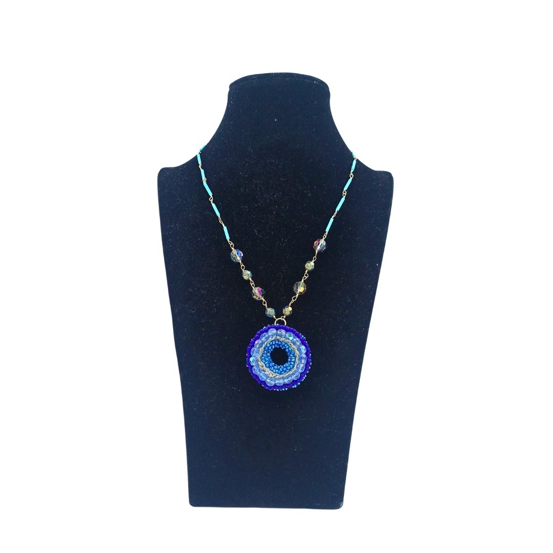 Colar Azul com Pingente Dupla Face em Missangas e Cristais