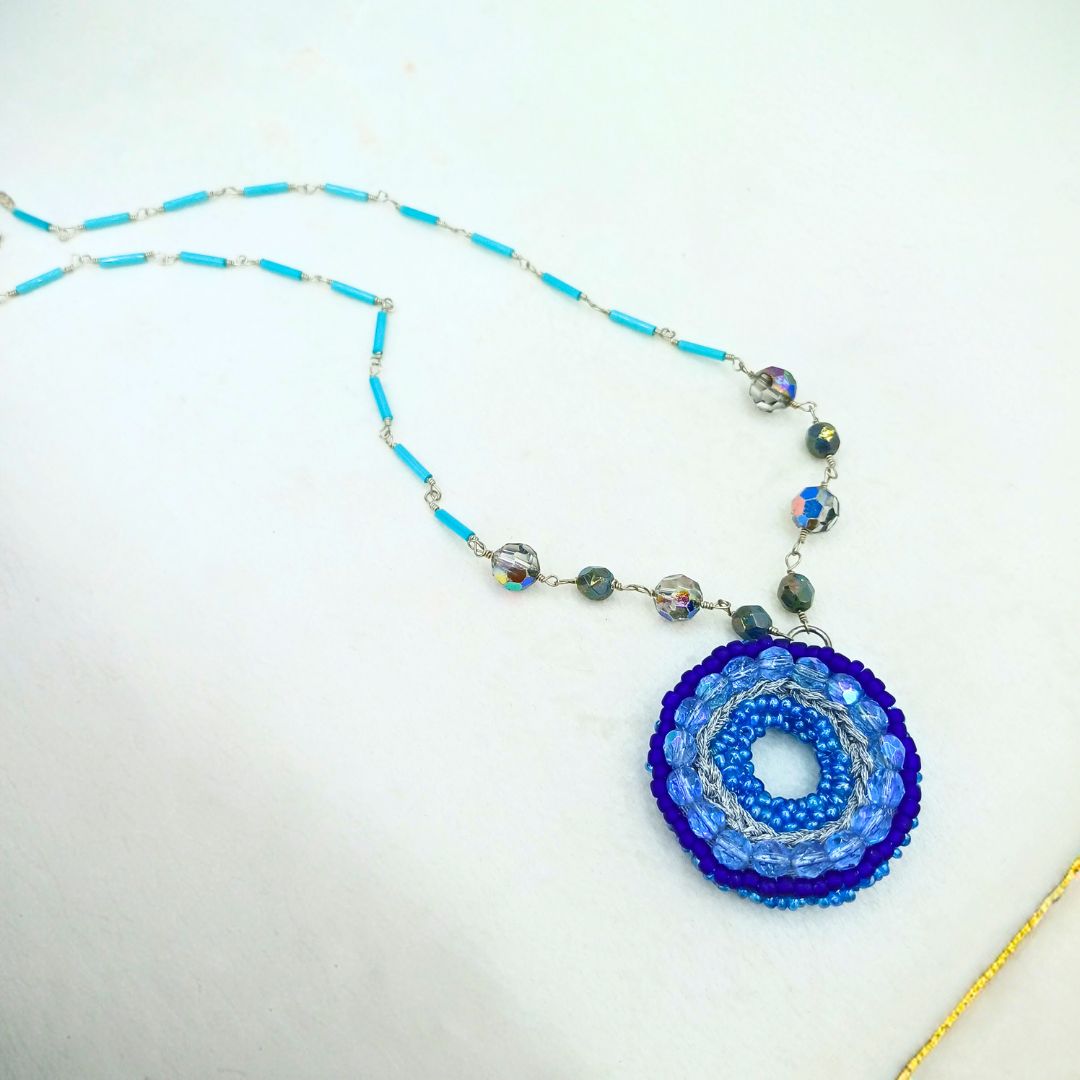 Colar Azul com Pingente Dupla Face em Missangas e Cristais