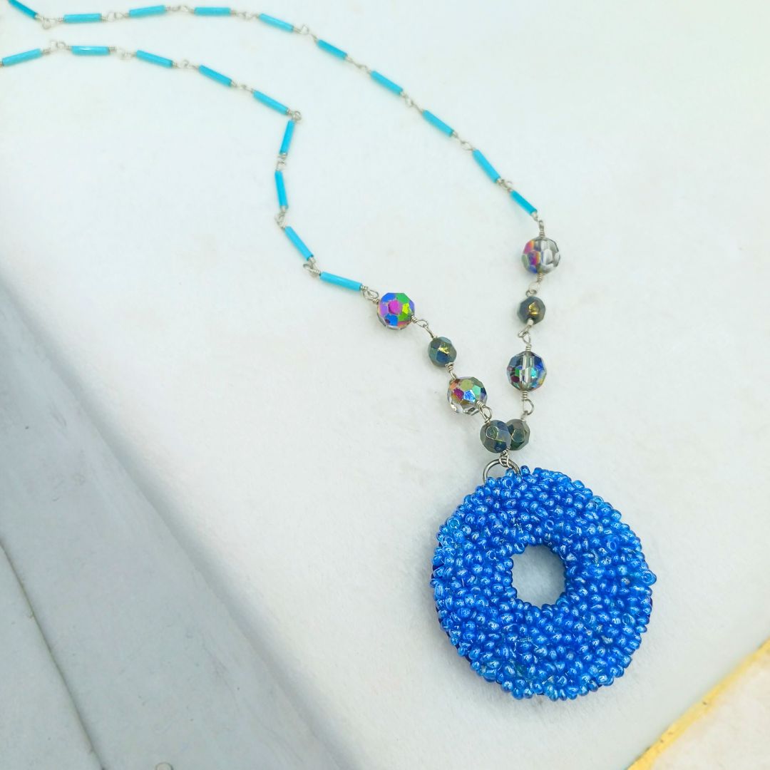 Colar Azul com Pingente Dupla Face em Missangas e Cristais