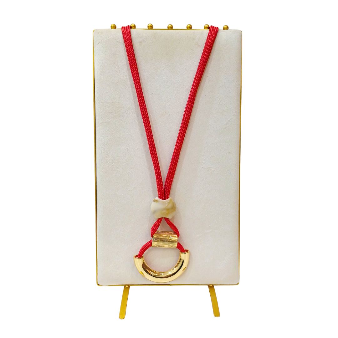 Colar Longo com Pingente Dourado