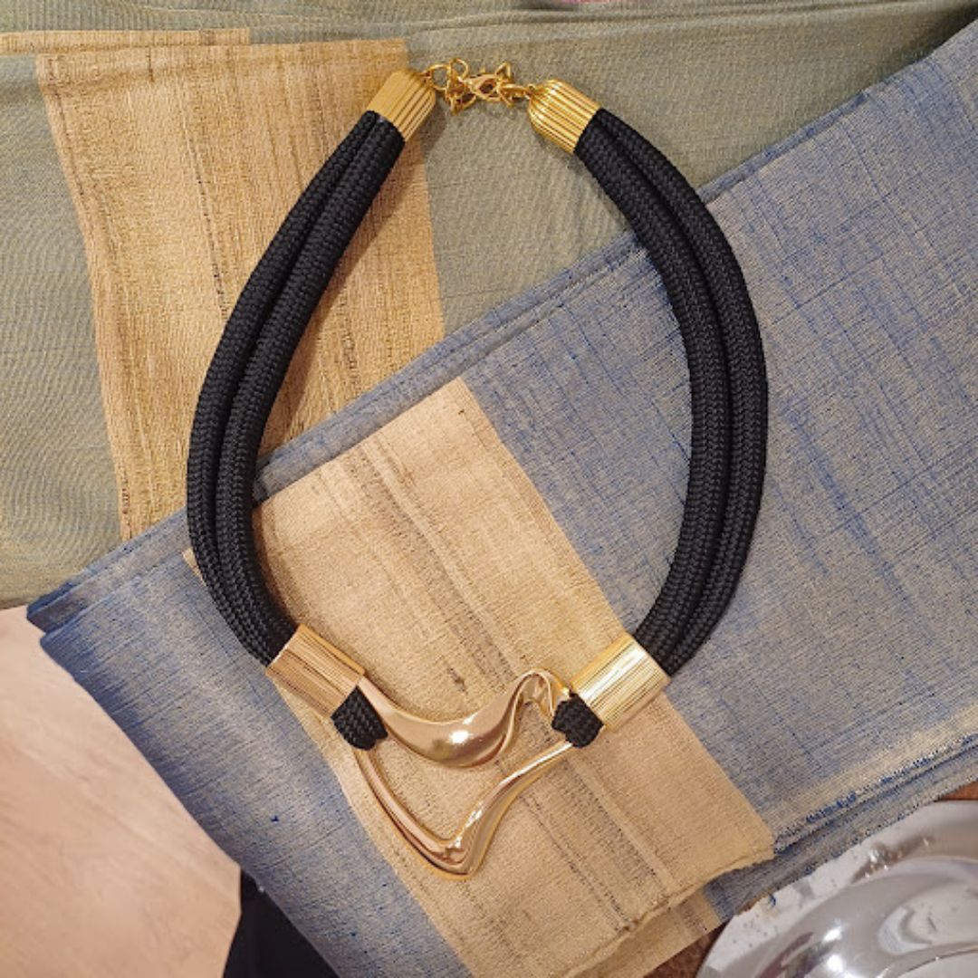 Colar Preto de Dourado