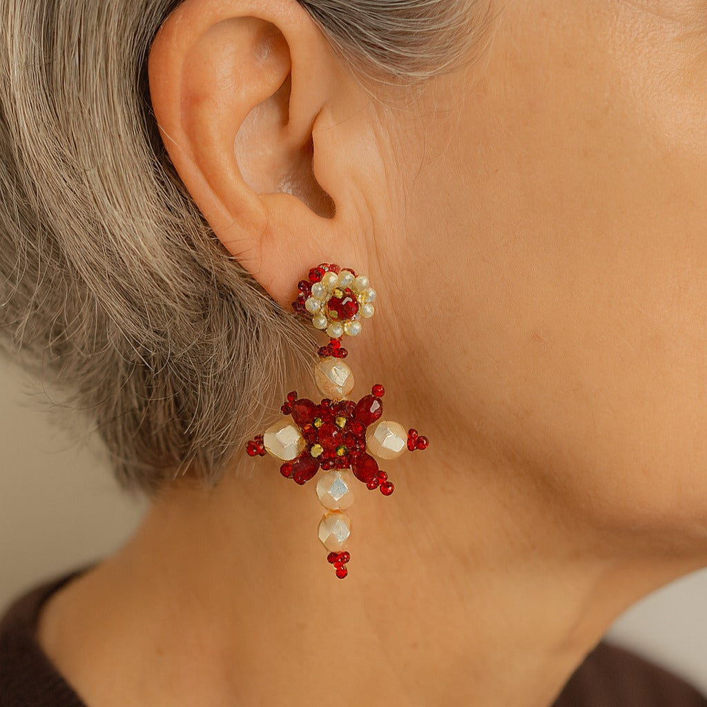 Brincos artesanais Iluztro-Cruz em vermelho e pérola – missangas e cristais bordados à mão