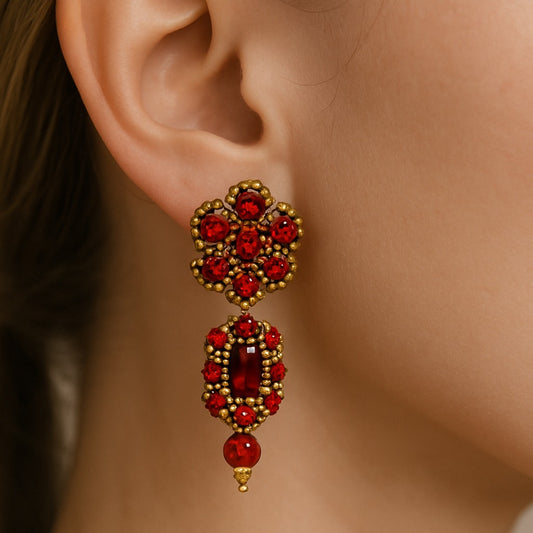 Brincos artesanais Iluztro- Petúnia Crisantemo em vermelho e dourado – cristais bordados à mão
