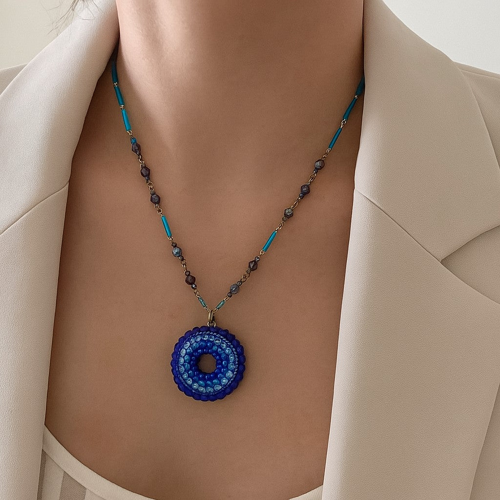 Colar Azul com Pingente Dupla Face em Missangas e Cristais
