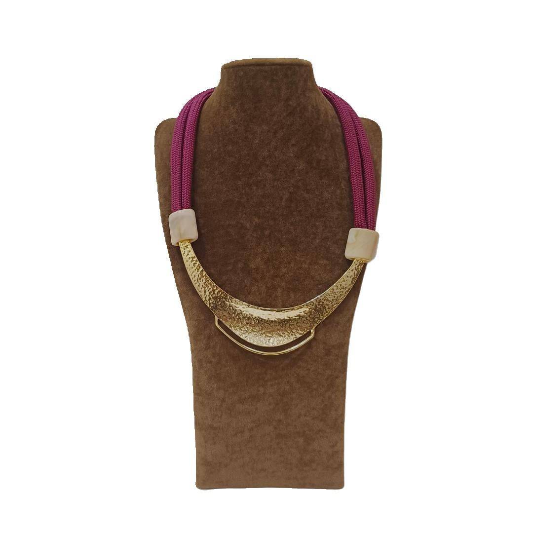 Colar bourdeaux com placa dourada