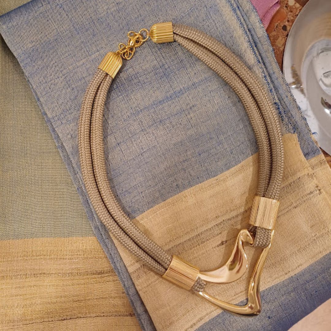 Colar elegante corda náutica- Bege e Dourado1