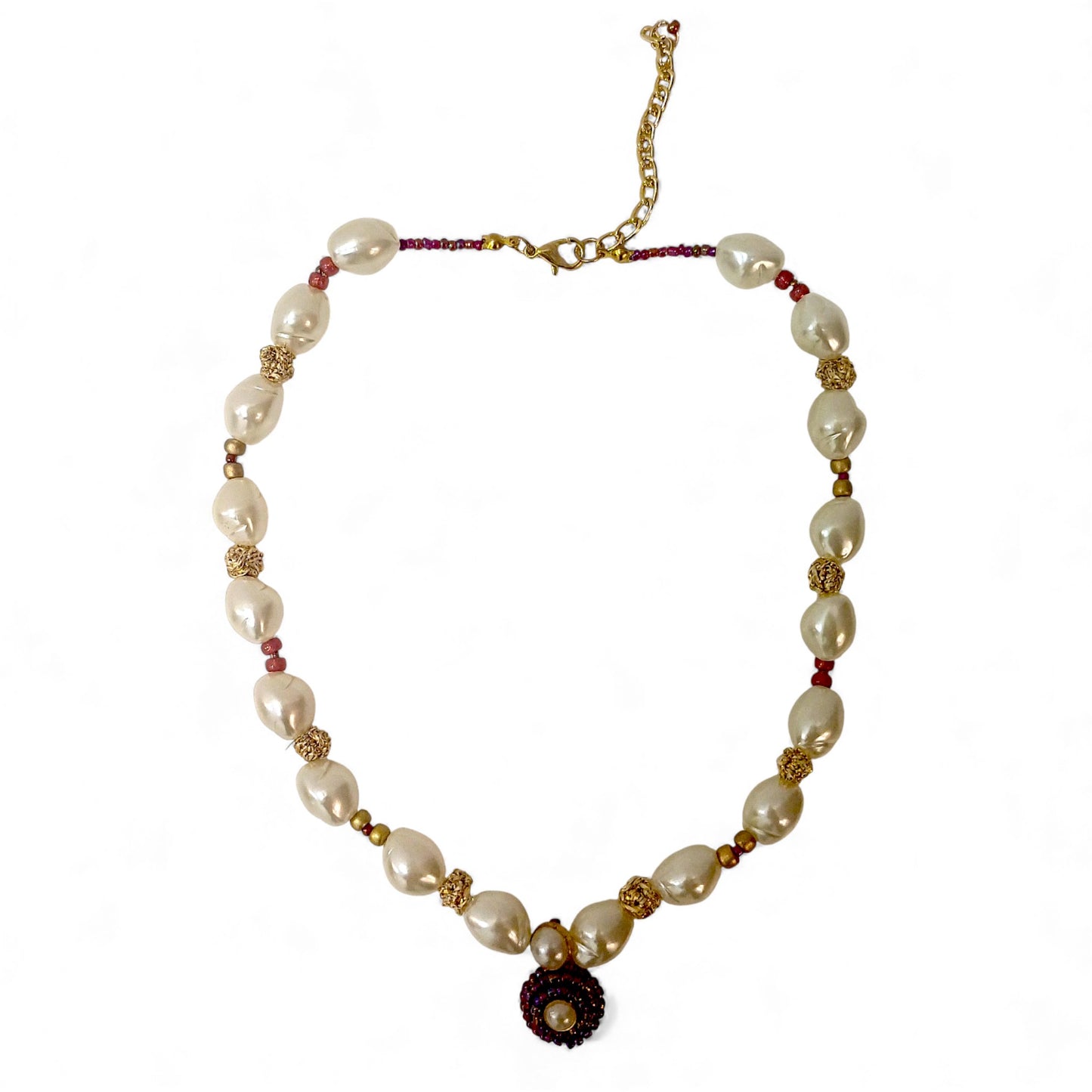 Colar artesanal Iluztro com pérolas e pendente bordado – pérola central e detalhes dourados