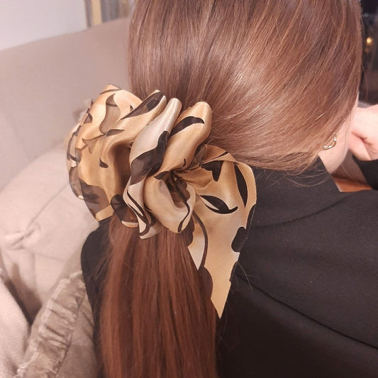 Gancho bege de seda estampada