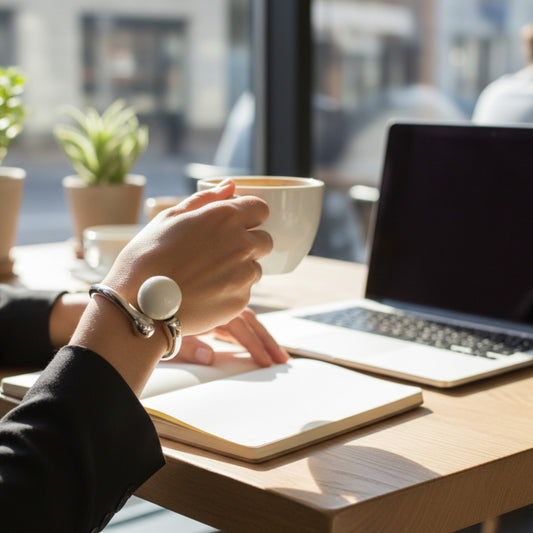 Pulseira Prateada com Bola Intercambiável em Cerâmica – Zamac com Banho de Prata