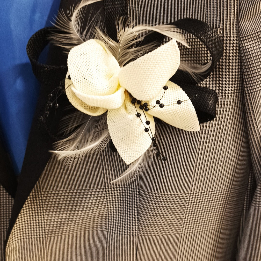 Alfinete floral preto e branco