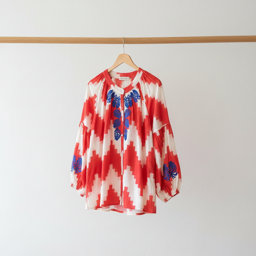 Lifestyle - Blusa Ikat em Varão de Madeira
