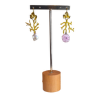 Brincos Assimétricos Florais com Pérola e pedra