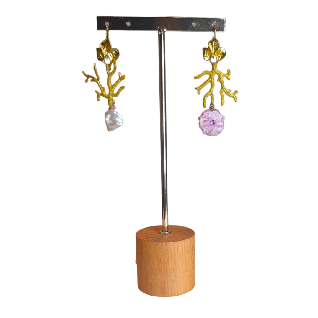 Brincos Assimétricos Florais com Pérola e pedra