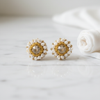 Brincos Iluztro botões com pérolas e cristal – brincos pequenos dourados artesanais