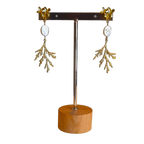 Pendientes de rama dorada con perla natural 