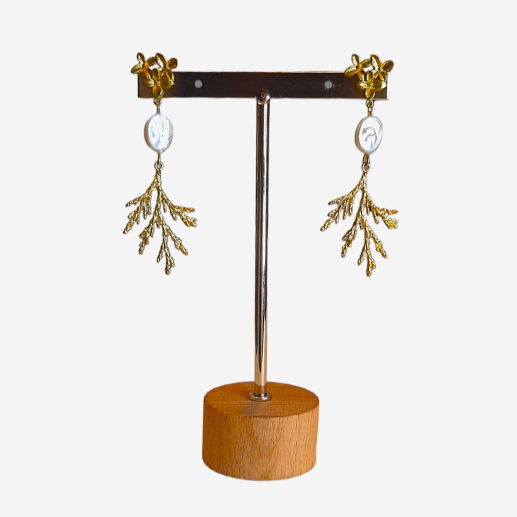 Brincos Ramo Dourado com Pérola Natural
