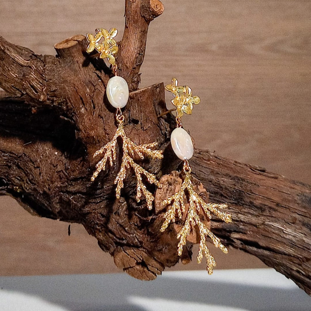 Brincos Ramo Dourado com Pérola Natural