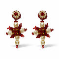 Pendientes artesanales Iluztro-Cruz en rojo y perla – cuentas y cristales bordados a mano