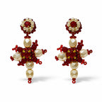 Pendientes artesanales Iluztro-Cruz en rojo y perla – cuentas y cristales bordados a mano