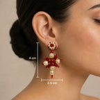 Pendientes artesanales Iluztro-Cruz en rojo y perla – cuentas y cristales bordados a mano