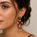 Pendientes artesanales Iluztro-Cruz en rojo y perla – cuentas y cristales bordados a mano