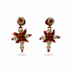 Brincos artesanais Iluztro-Cruz em vermelho e pérola – missangas e cristais bordados à mão
