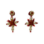 Brincos artesanais Iluztro-Cruz em vermelho e pérola – missangas e cristais bordados à mão