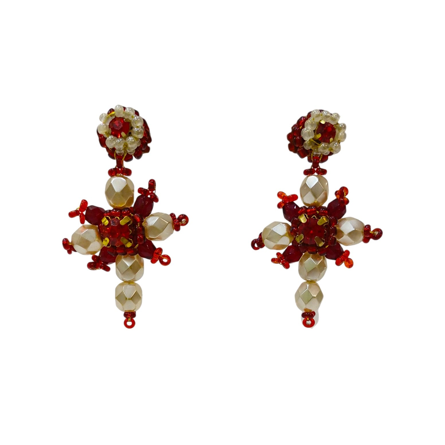 Brincos artesanais Iluztro-Cruz em vermelho e pérola – missangas e cristais bordados à mão