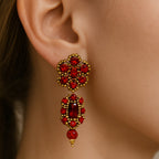Pendientes artesanales Iluztro- Petunia Crisantemo en rojo y dorado – cristales bordados a mano