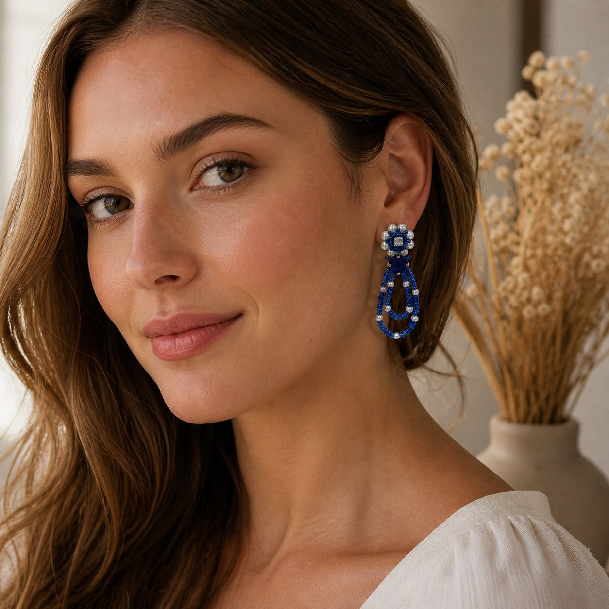 Brincos artesanais Iluztro- pérolas e azul royal – modelo aro duplo exclusivo