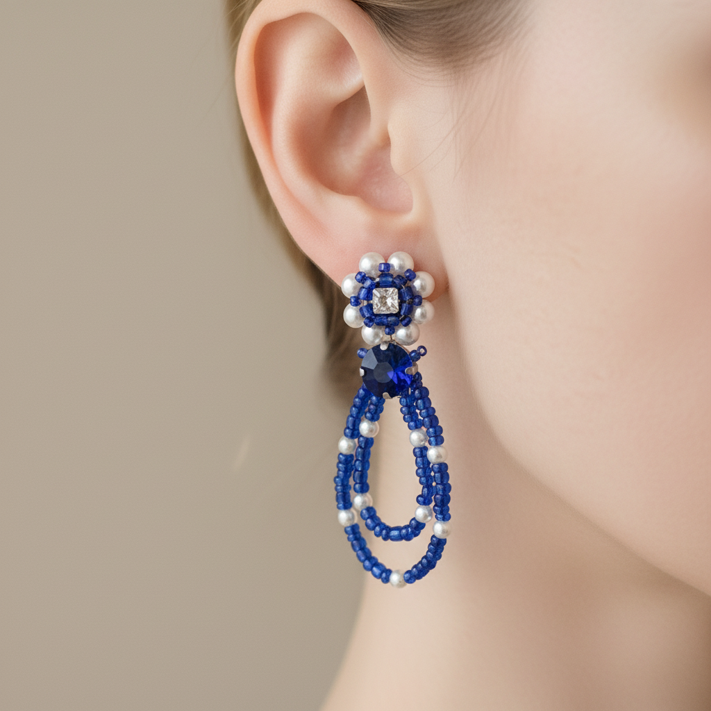 Imagem lifestyle corrigida - Brincos artesanais Iluztro azul royal