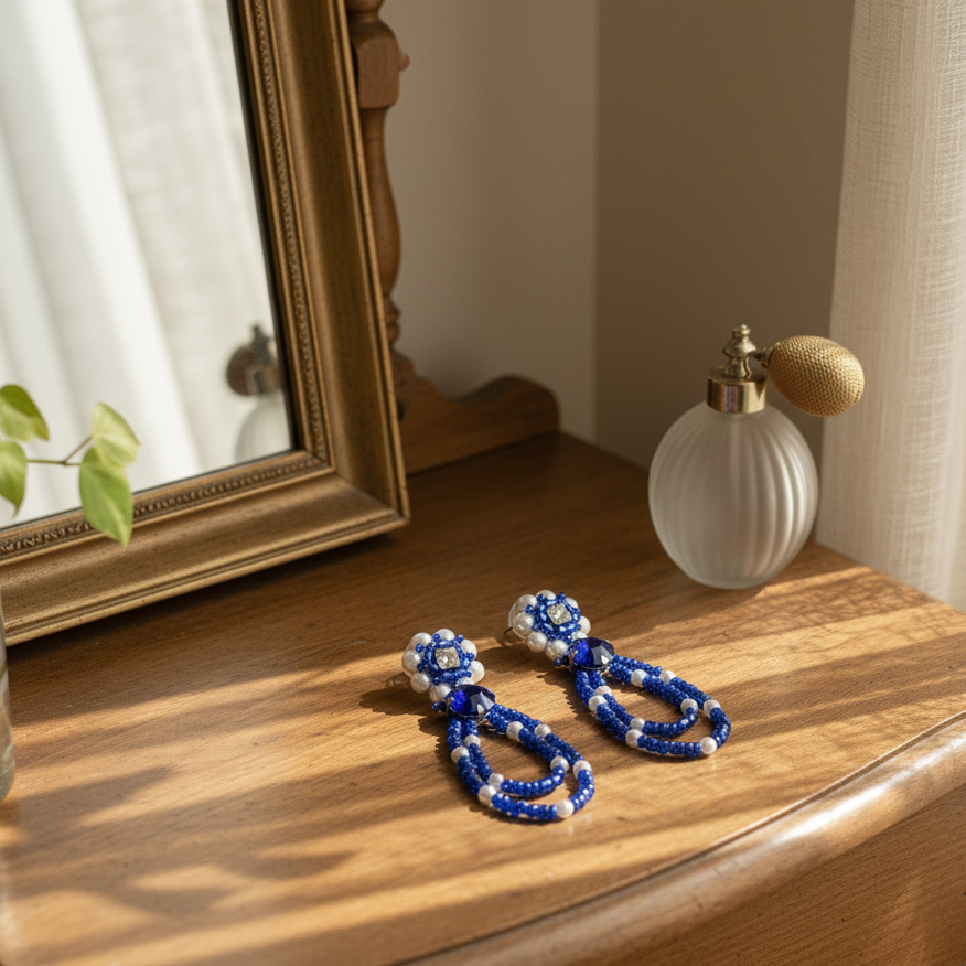 Brincos artesanais Iluztro- pérolas e azul royal – modelo aro duplo exclusivo