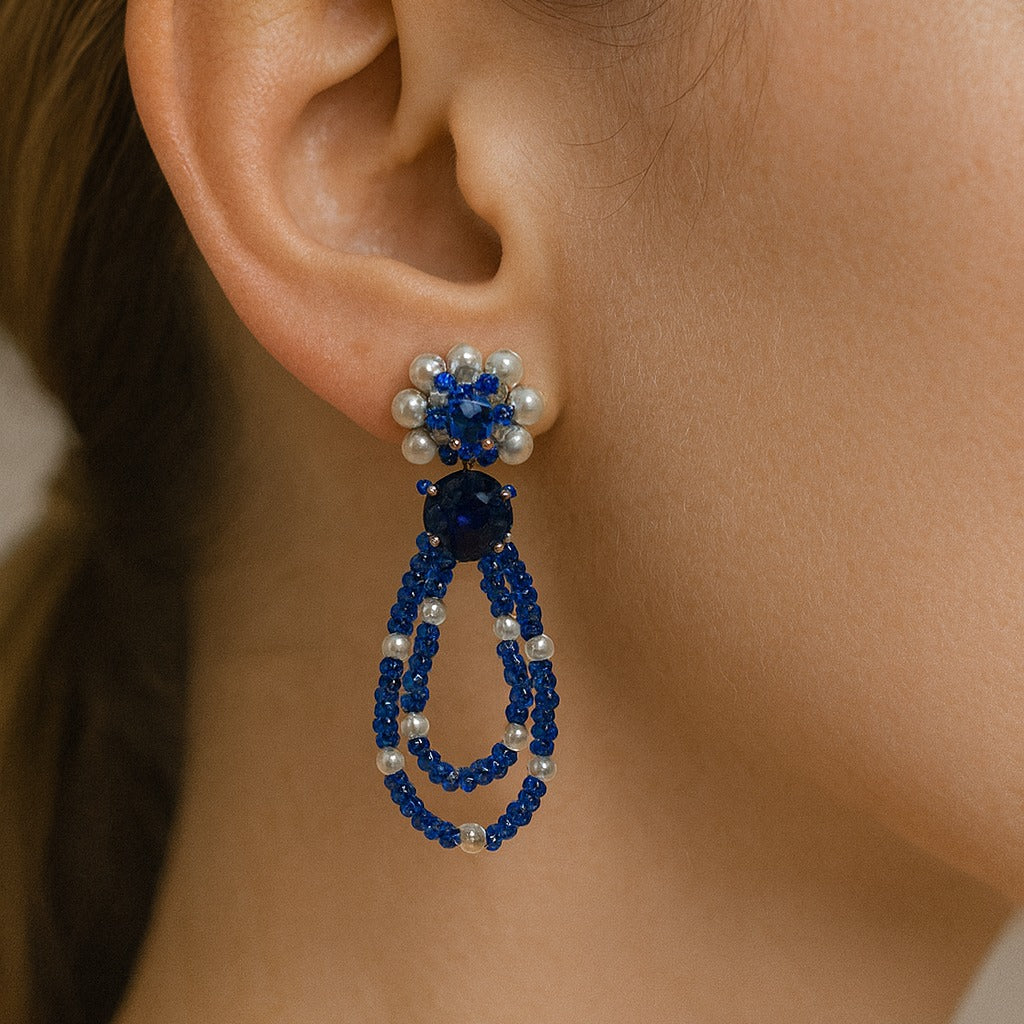 Brincos artesanais Iluztro- pérolas e azul royal – modelo aro duplo exclusivo