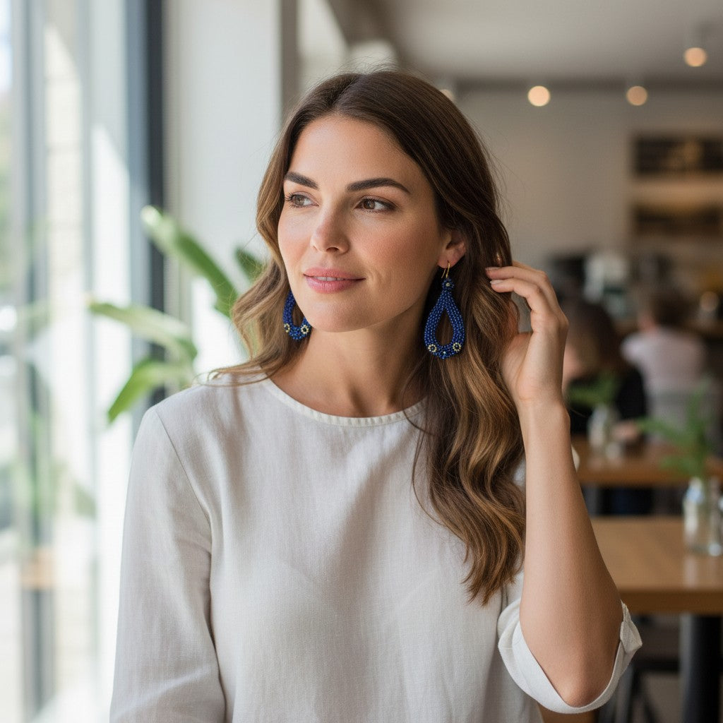 Brincos artesanais Iluztro-missangas azuis e cristais – modelo Deep Blue exclusivo