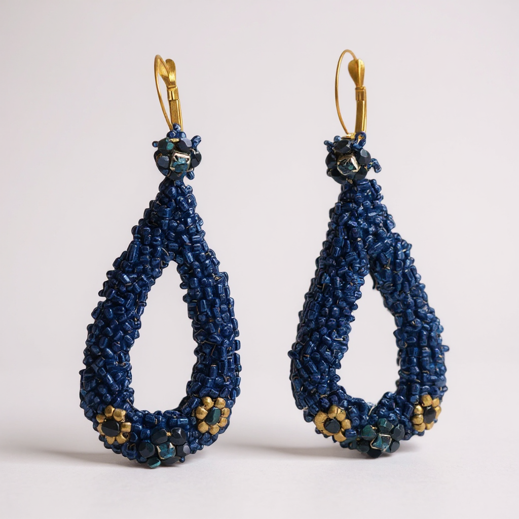 Brincos artesanais Iluztro-missangas azuis e cristais – modelo Deep Blue exclusivo