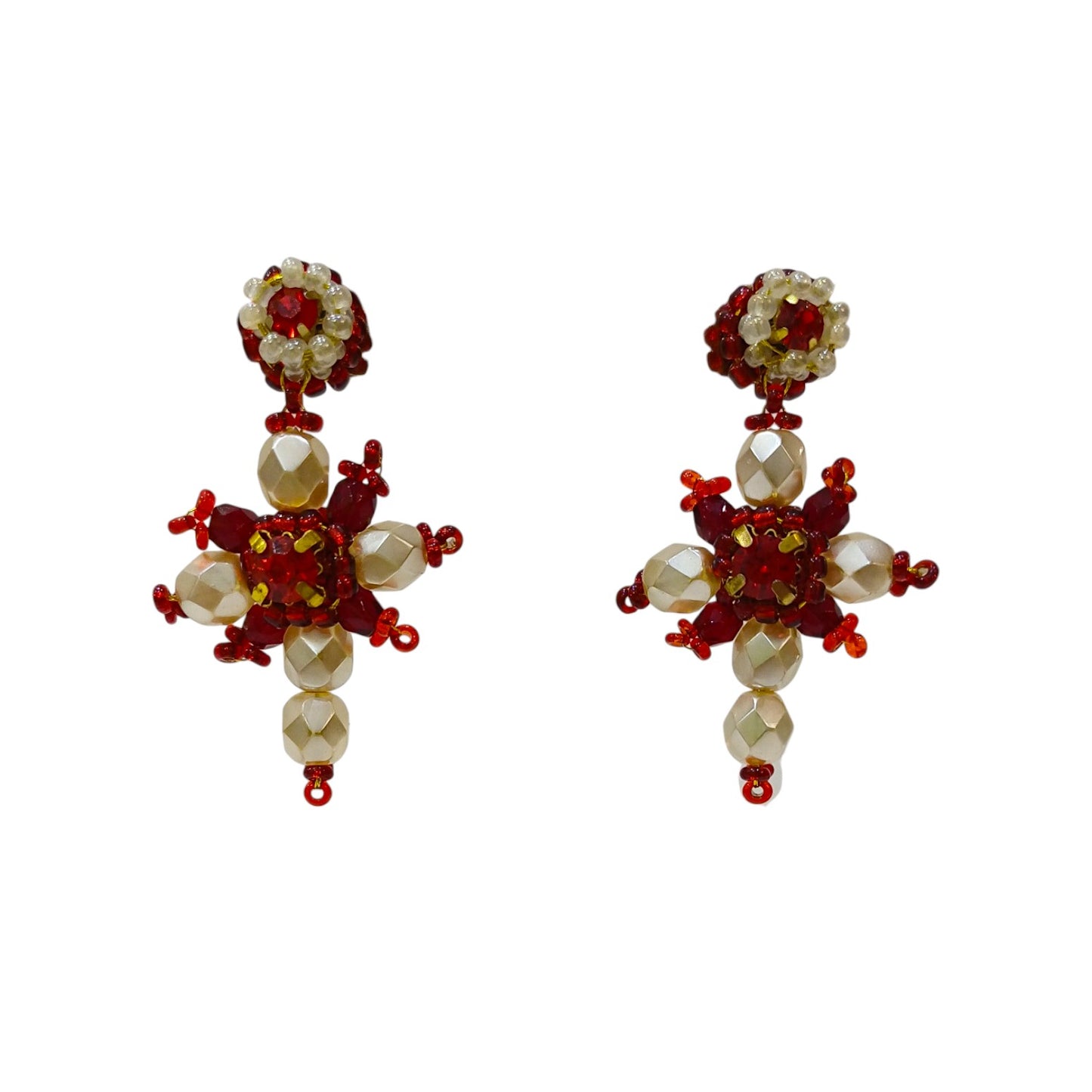 Brincos artesanais Iluztro-Cruz em vermelho e pérola – missangas e cristais bordados à mão