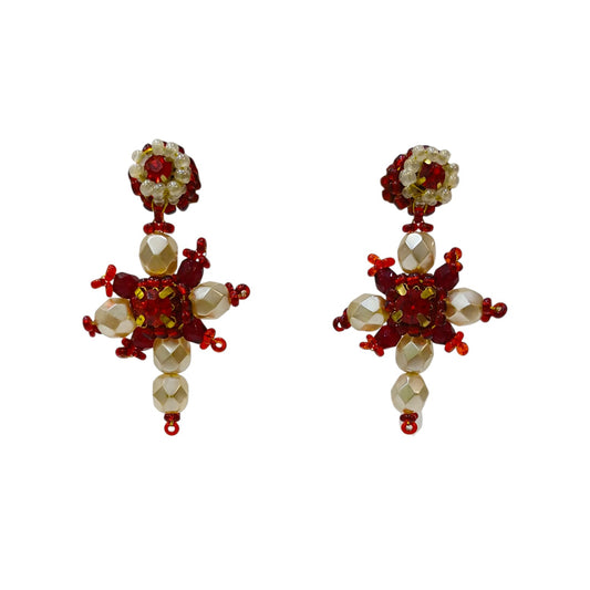 Brincos artesanais Iluztro-Cruz em vermelho e pérola – missangas e cristais bordados à mão