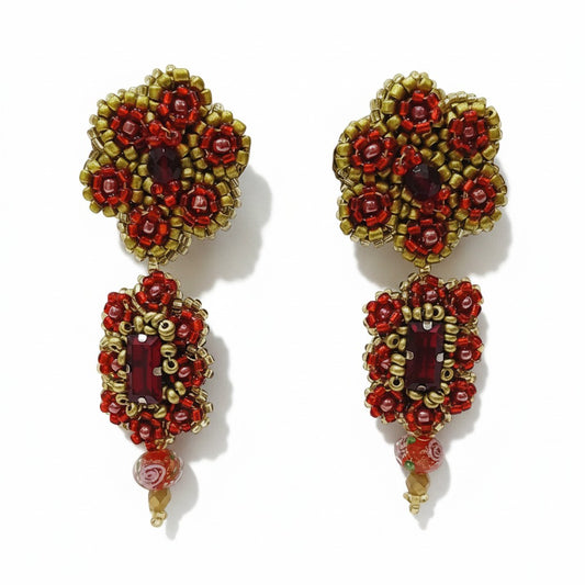 Brincos artesanais Iluztro- Petúnia Crisantemo em vermelho e dourado – cristais bordados à mão