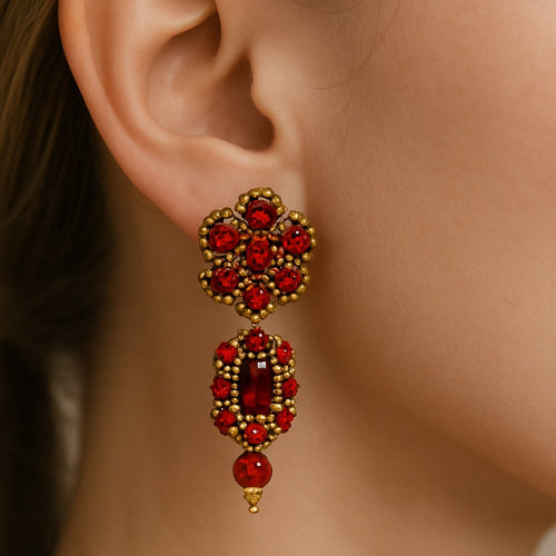 Brincos artesanais Iluztro- Petúnia Crisantemo em vermelho e dourado – cristais bordados à mão