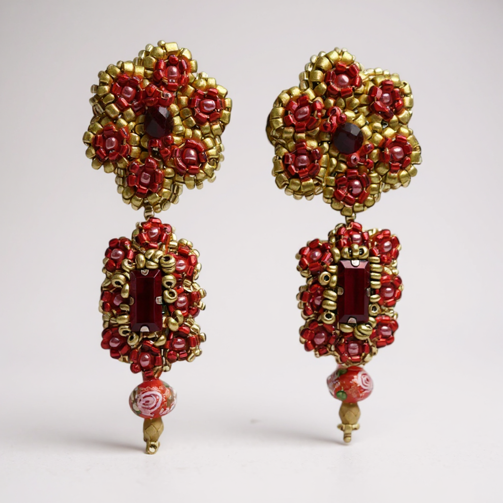 Brincos artesanais Iluztro- Petúnia Crisantemo em vermelho e dourado – cristais bordados à mão
