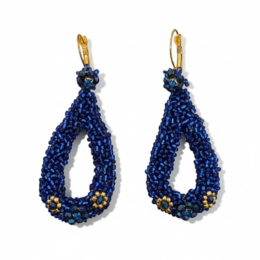 Pendientes Iluztro elaborados artesanalmente en cuentas y cristales azules – diseño exclusivo Deep Blue.