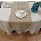 Caminho de mesa em linho com barra floral