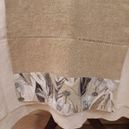 Caminho de mesa em linho com barra floral
