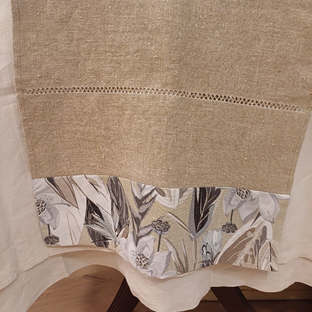 Caminho de mesa em linho com barra floral