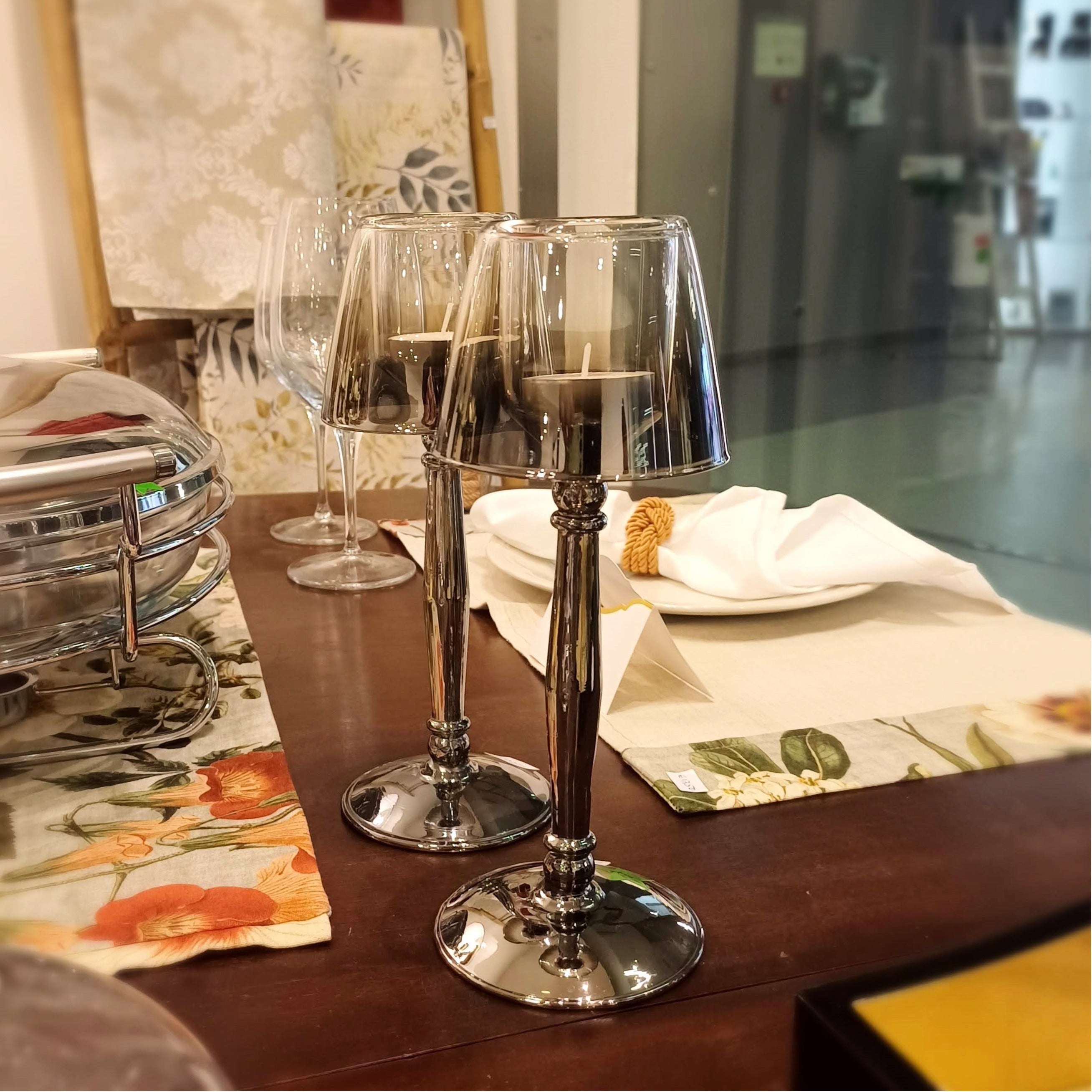 Candelabro de metal e vidro