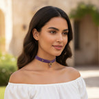 Choker Iluztro em veludo lilás com pendente – gargantilha artesanal com missangas bordadas