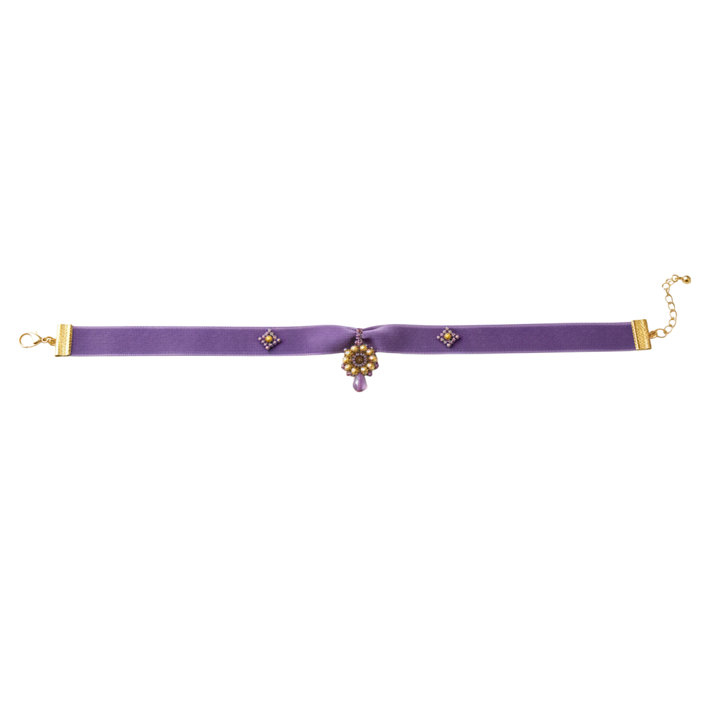 Choker Iluztro em veludo lilás com pendente – gargantilha artesanal com missangas bordadas
