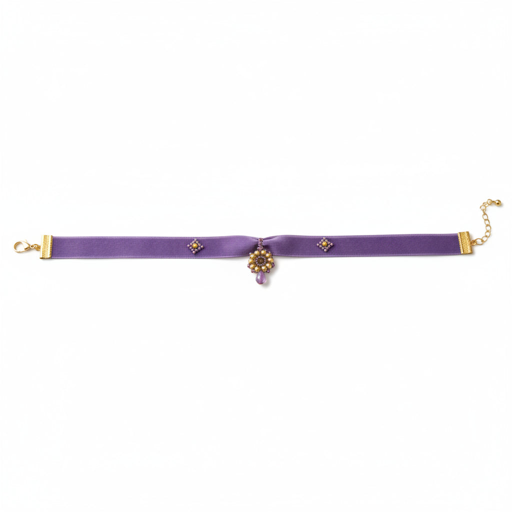 Choker Iluztro em veludo lilás com pendente – gargantilha artesanal com missangas bordadas