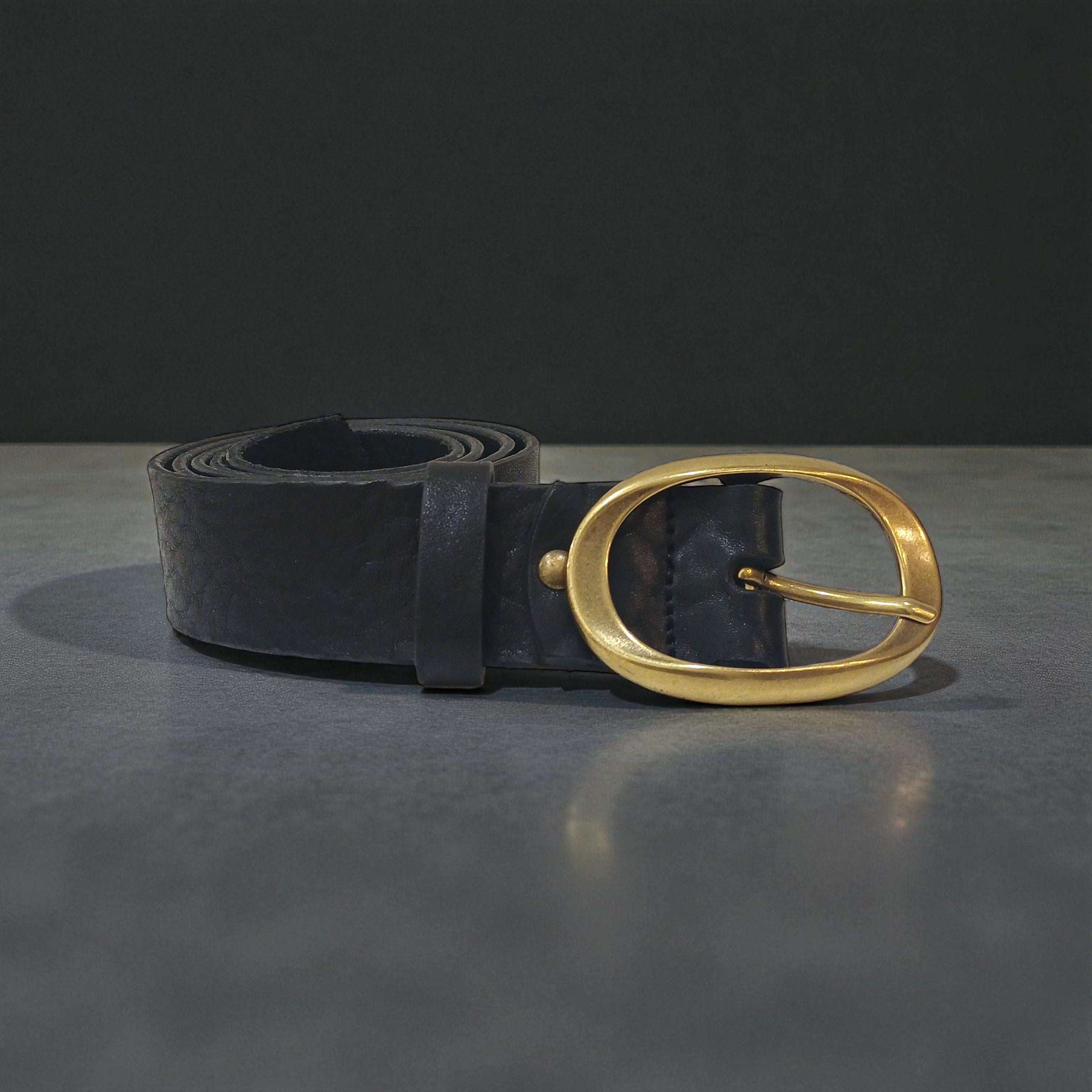 Cinto de Pele Preto com Fivela Oval Dourada