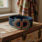 Cinto de pele azul com fivela de cores